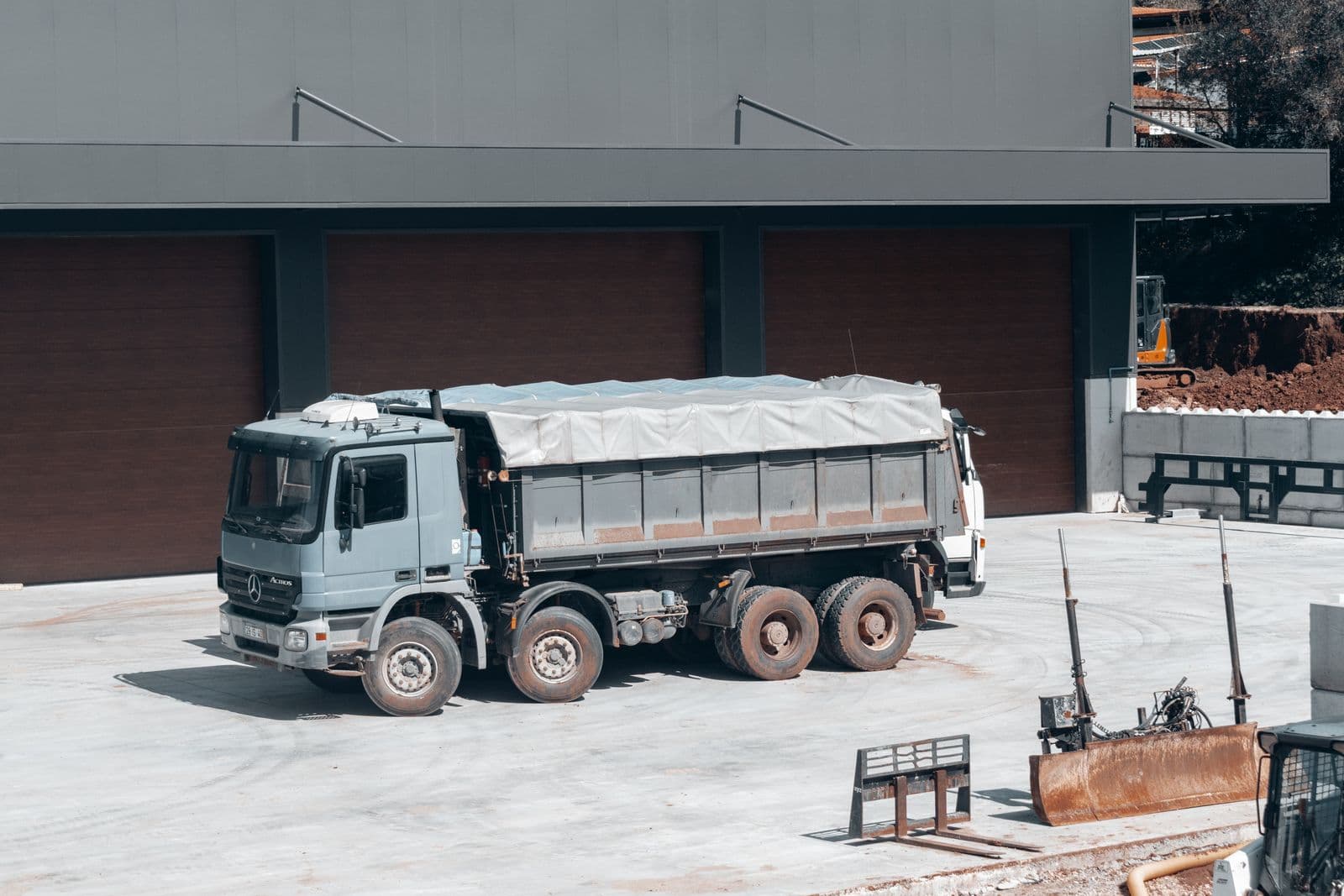 Dump Trucks & Tippers